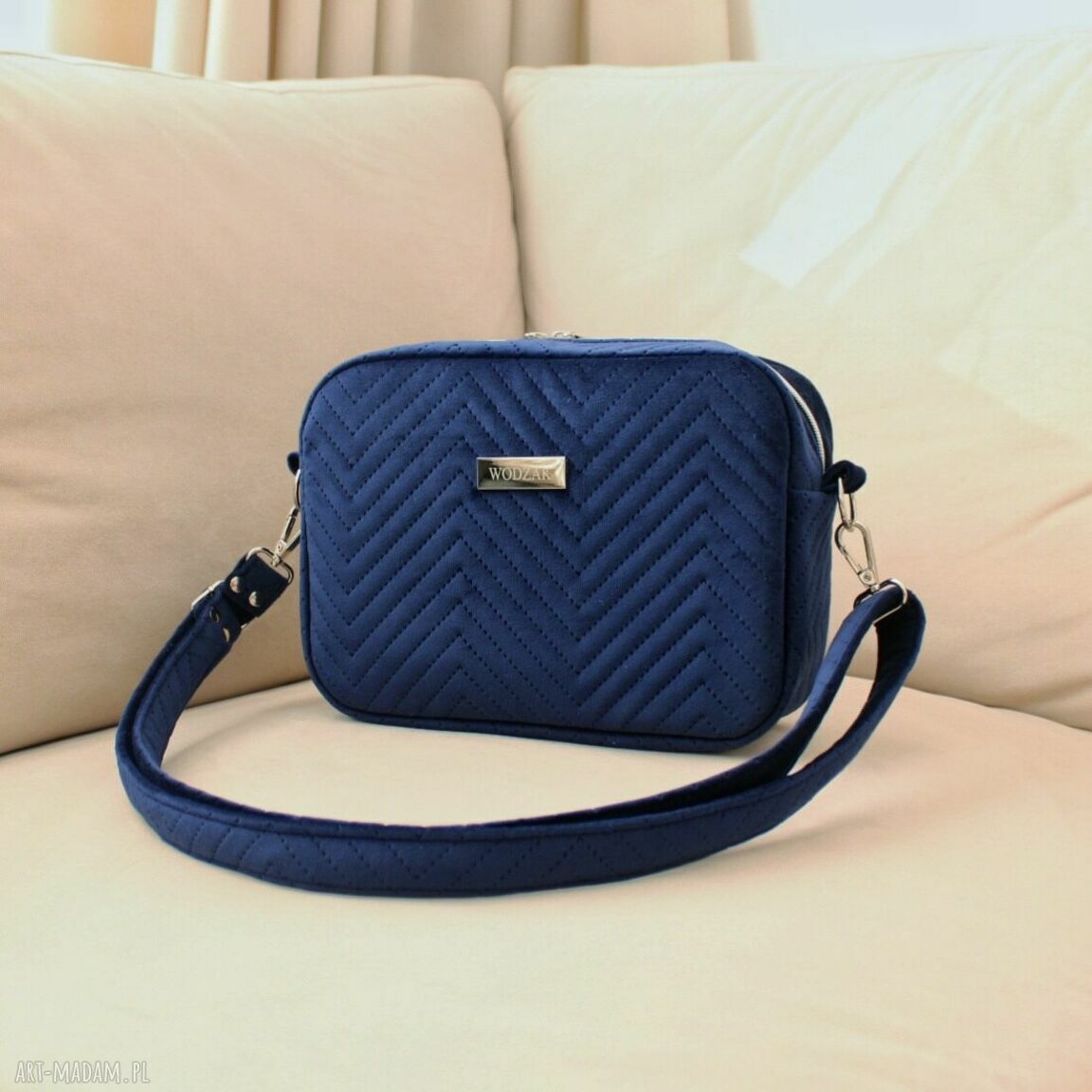 na ramię: Torebka listonoszka z granatowego weluru Ręcznie zrobione