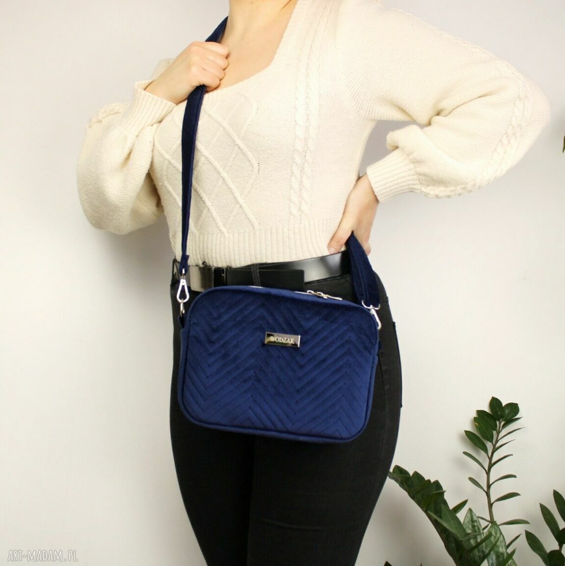 na ramię: Torebka listonoszka z granatowego weluru Ręcznie zrobione