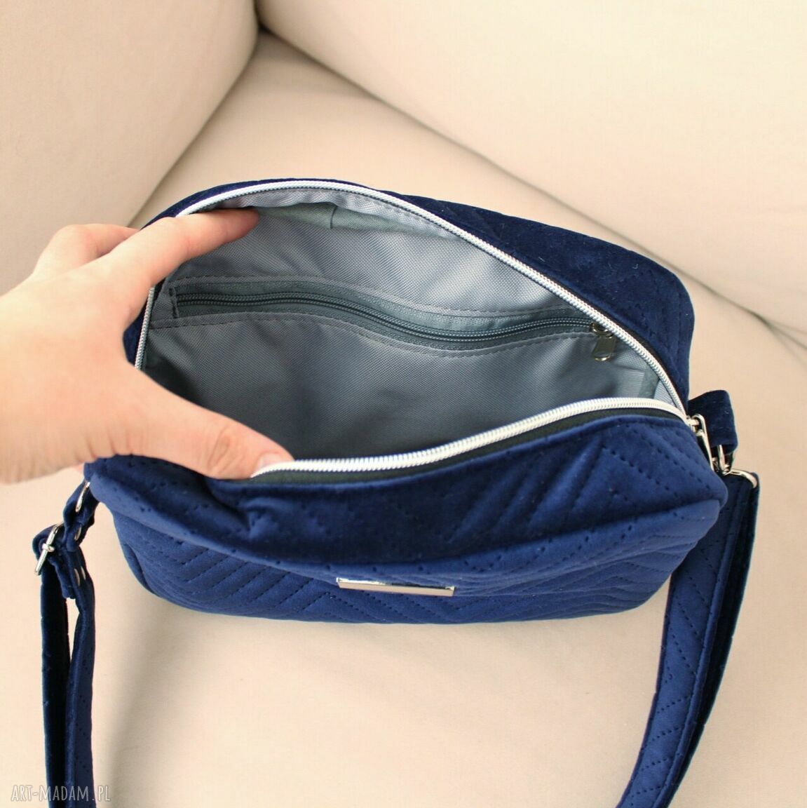 na ramię: Torebka listonoszka z granatowego weluru Ręcznie zrobione