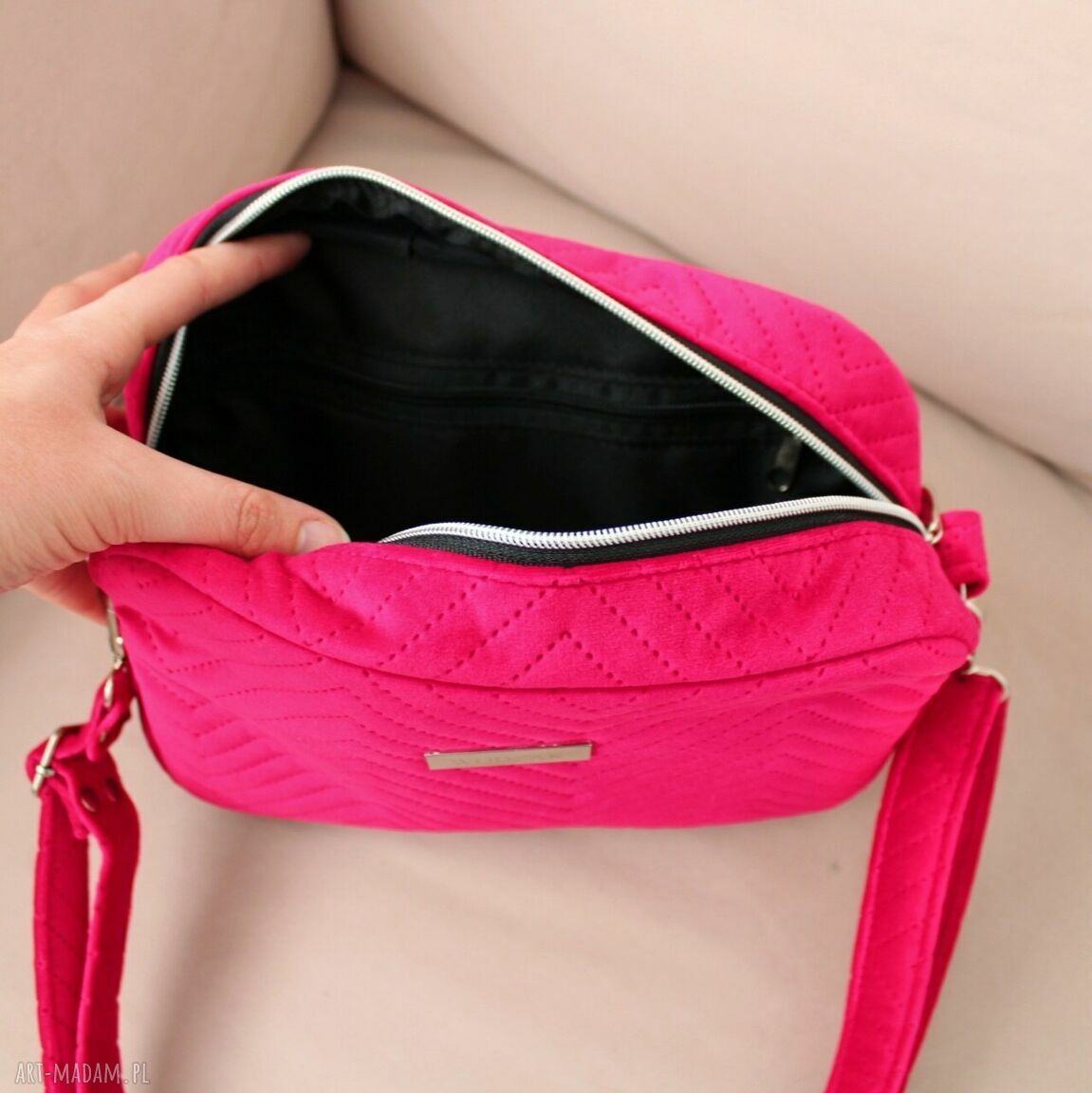 na ramię: Torebka listonoszka z malinowego weluru Ręcznie zrobione