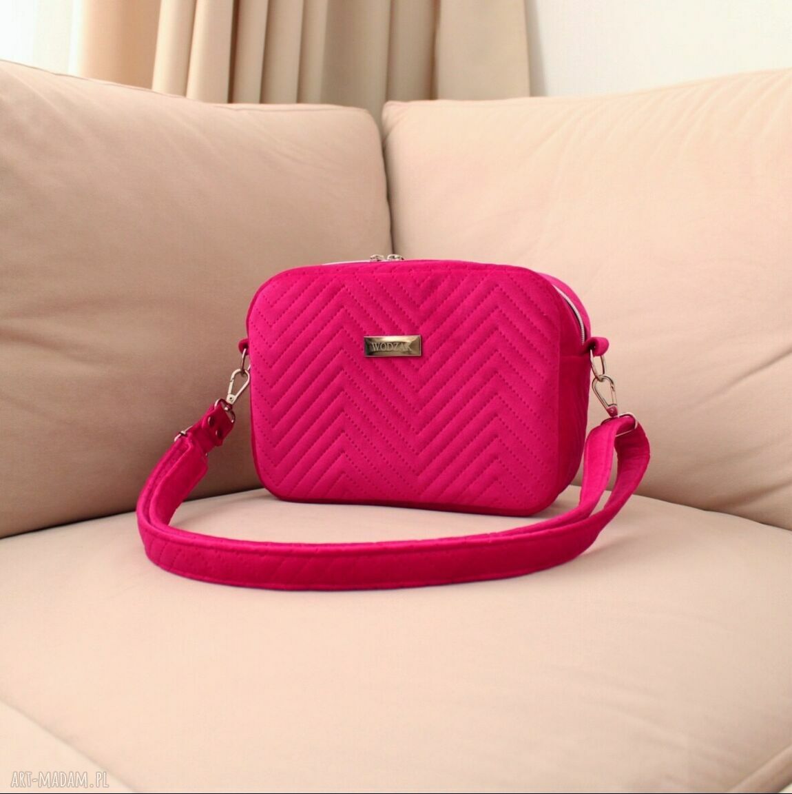 na ramię: Torebka listonoszka z malinowego weluru Ręcznie zrobione