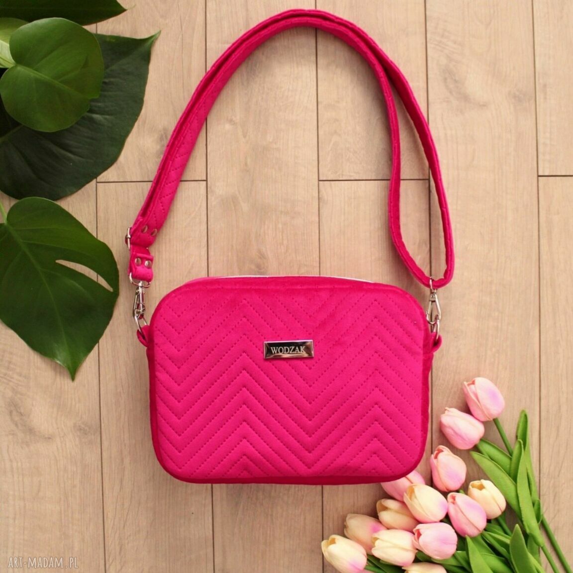 na ramię: Torebka listonoszka z malinowego weluru Ręcznie zrobione