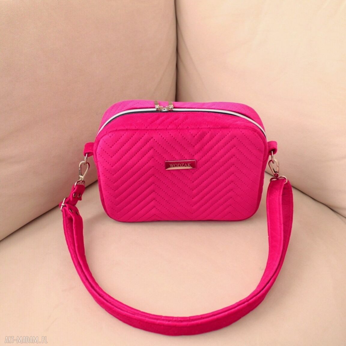 na ramię: Torebka listonoszka z malinowego weluru Ręcznie zrobione