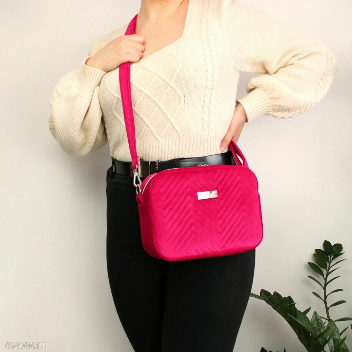 na ramię: Torebka listonoszka z malinowego weluru Ręcznie zrobione
