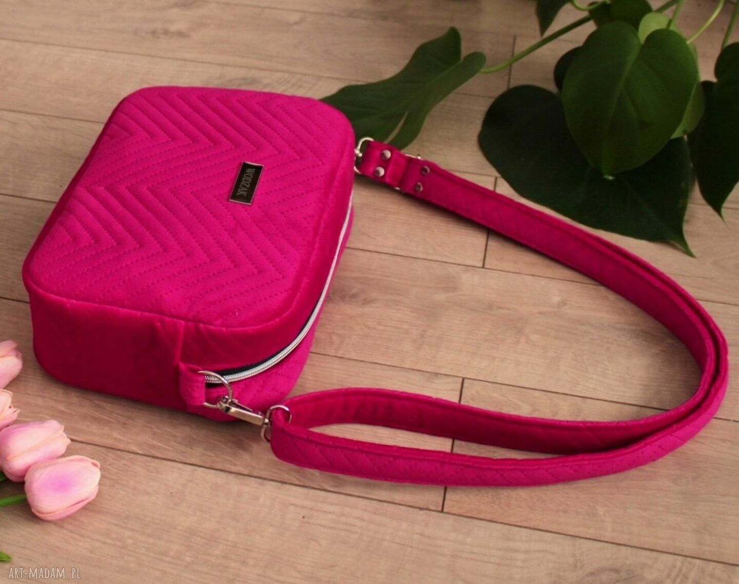na ramię: Torebka listonoszka z malinowego weluru Ręcznie zrobione