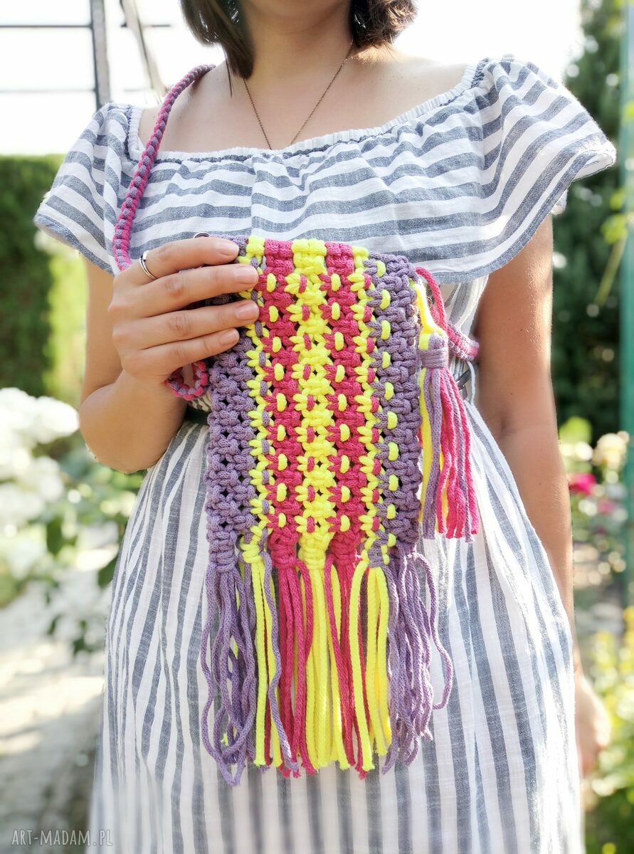 Makramowa torebka-etui na telefon w stylu boho na lato