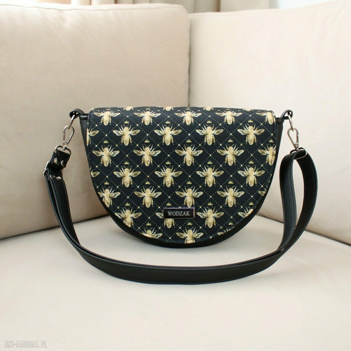 na ramię: Torebka damska Erin czarna z klapką w złote pszczoły hand made