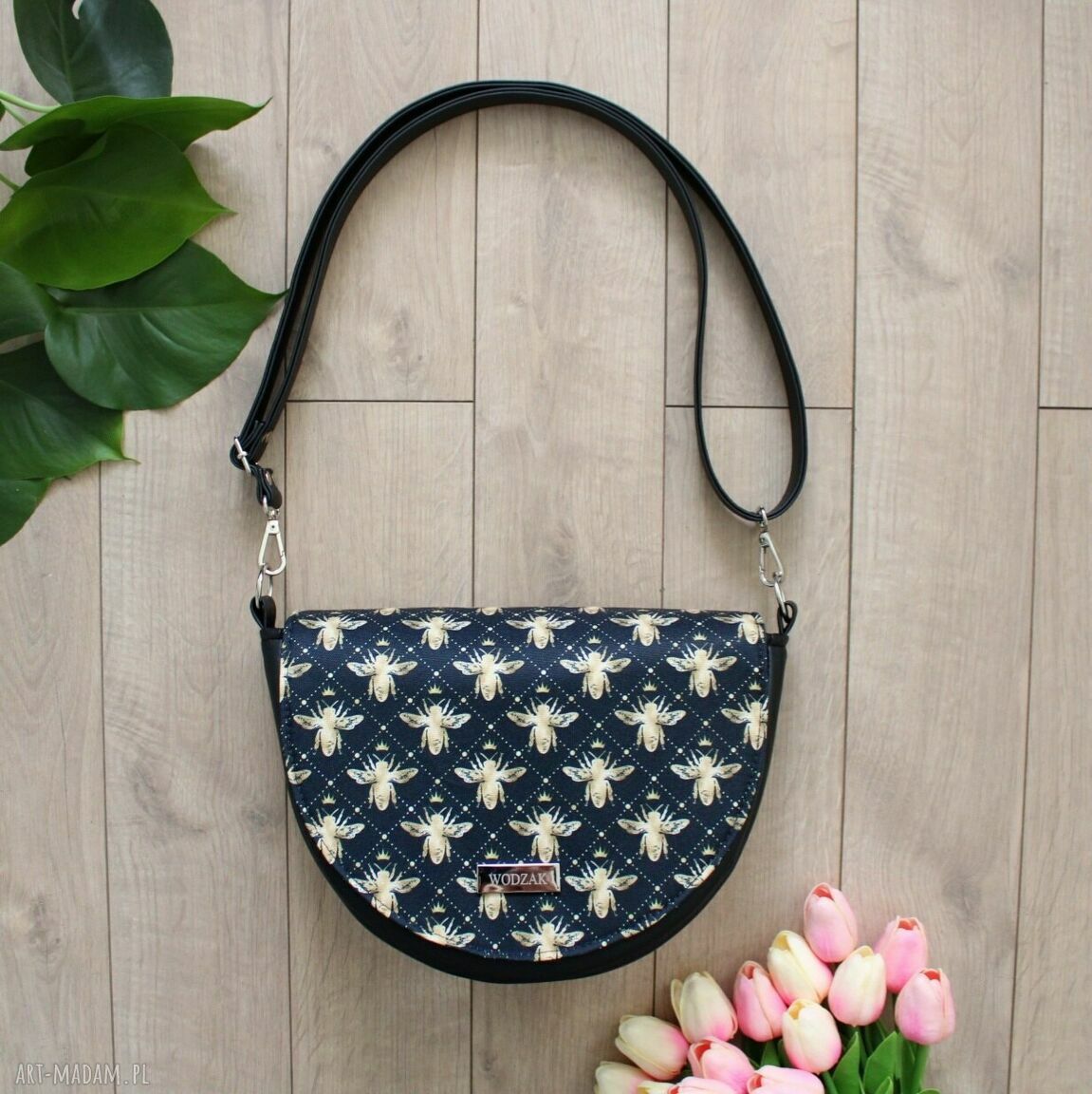 na ramię: Torebka damska Erin czarna z klapką w złote pszczoły hand made