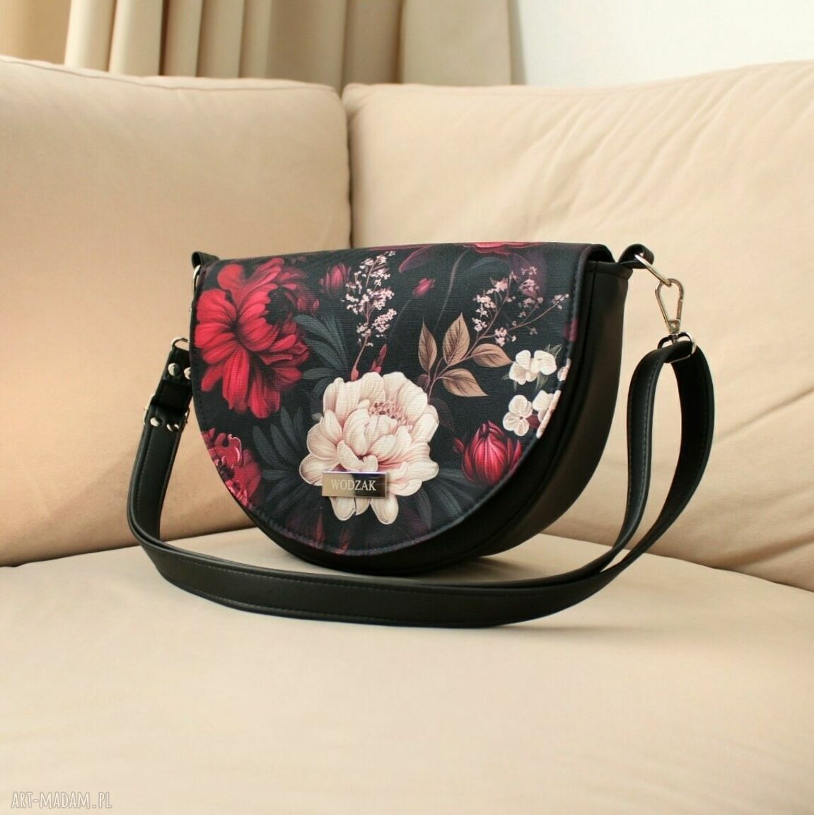 na ramię: Torebka damska Erin czarna z klapką w burgundowe kwiaty hand made