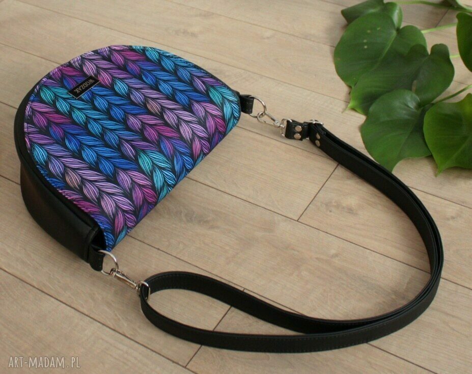 na ramię: Torebka damska Erin czarna z klapką w warkocze hand made