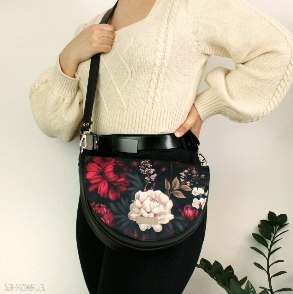 na ramię: Torebka damska Erin czarna z klapką w burgundowe kwiaty hand made