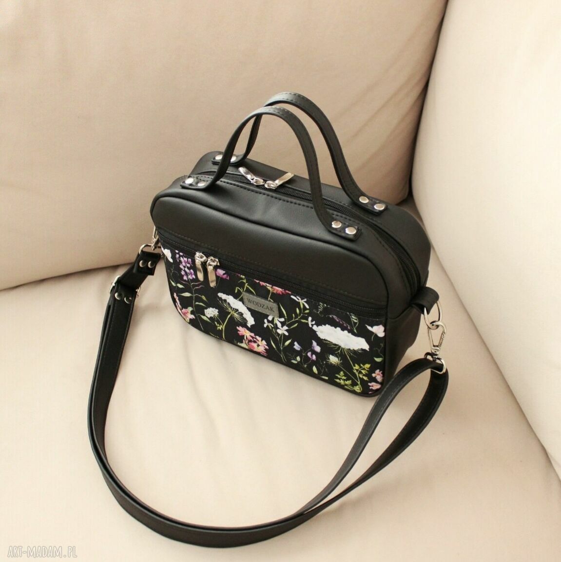 do ręki: Torebka damska listonoszka z czarnej ekoskóry w kwiaty autorskie