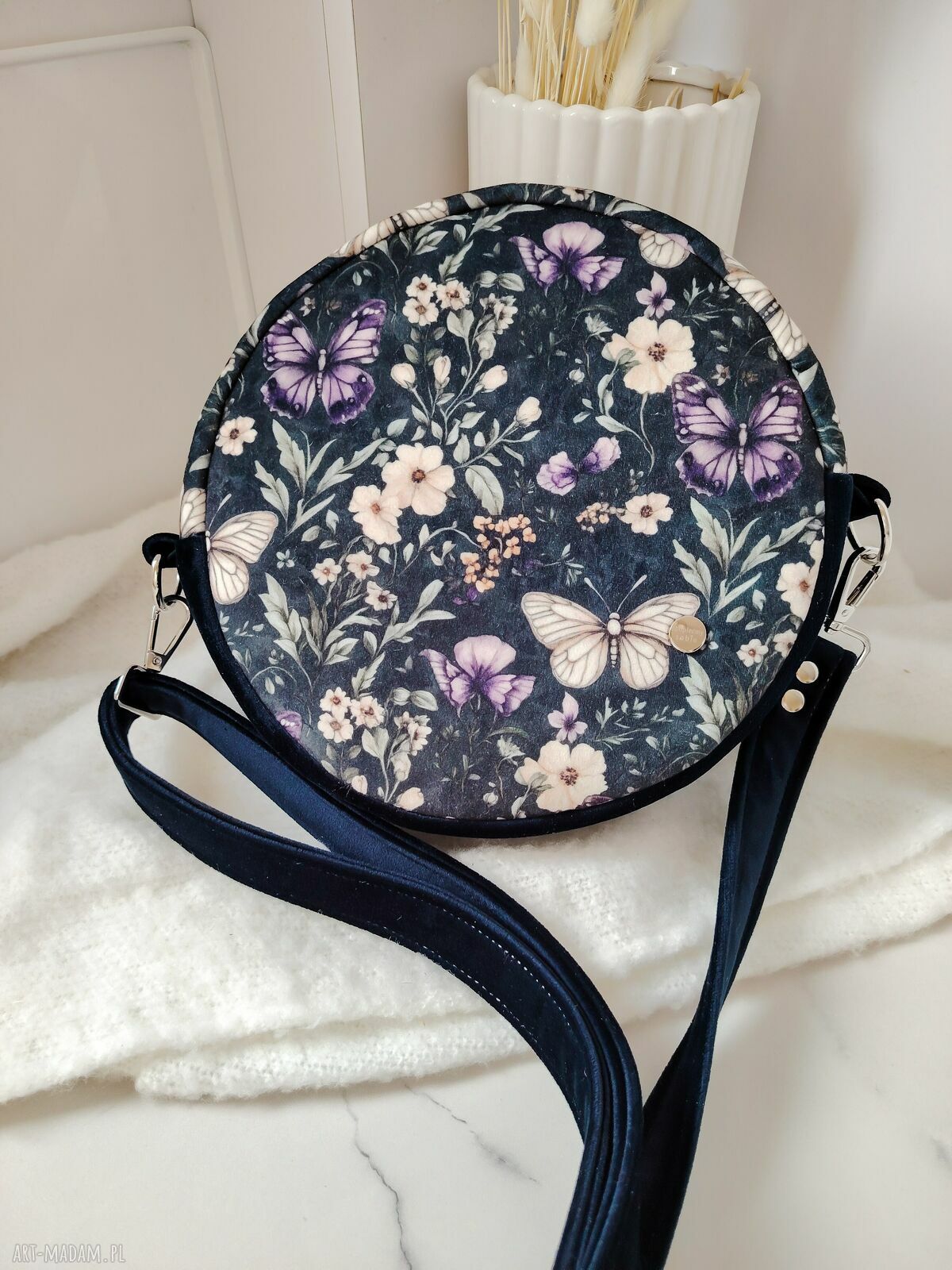 Okrągła torebka handmade w kwiaty z wodoodporną podszewką