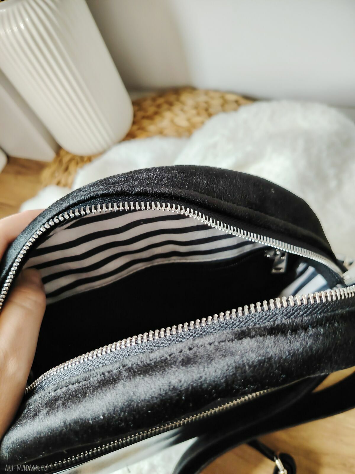 Okrągła torebka w pionowe paski na wiosnę