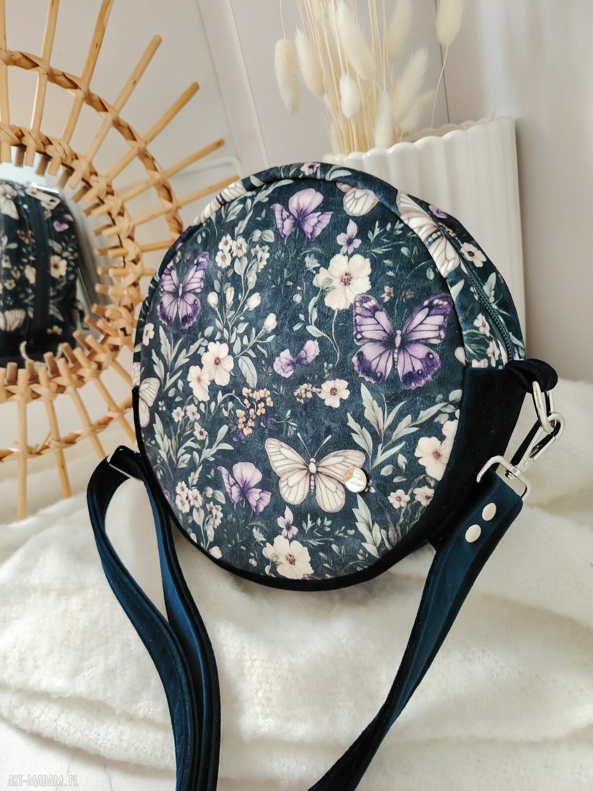 Okrągła torebka handmade w kwiaty z wodoodporną podszewką