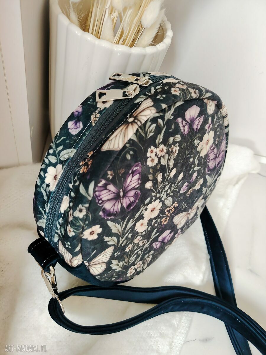 Okrągła torebka handmade w kwiaty z wodoodporną podszewką