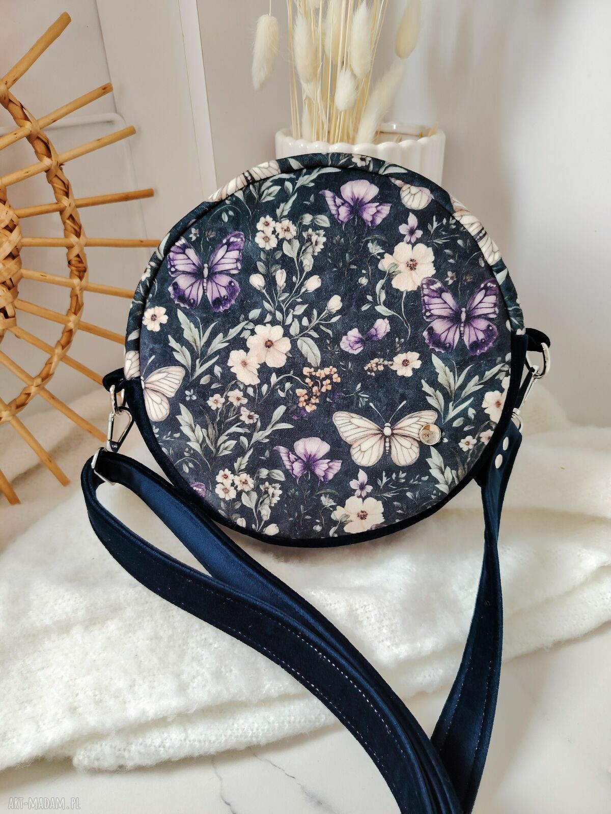 Okrągła torebka handmade w kwiaty z wodoodporną podszewką
