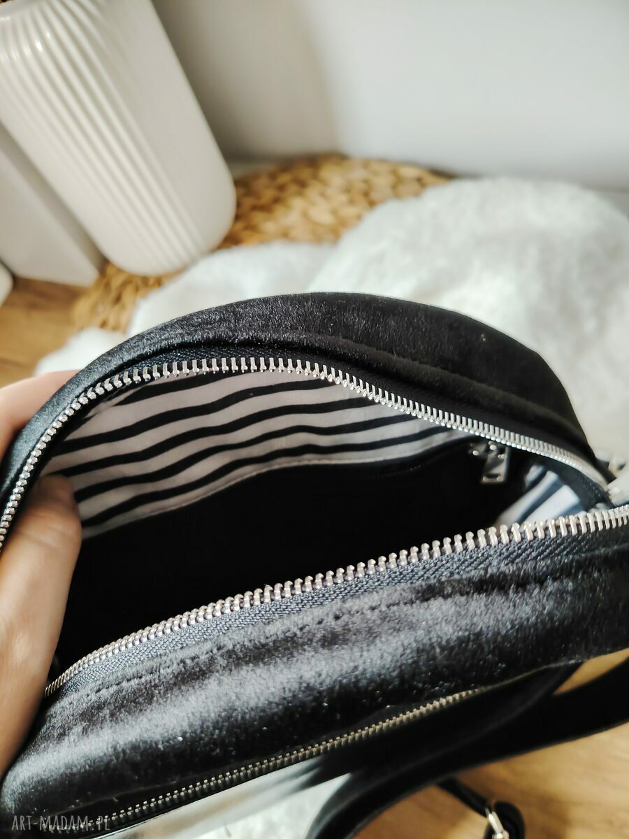 Torebka okrągła w paski poziome na wiosnę