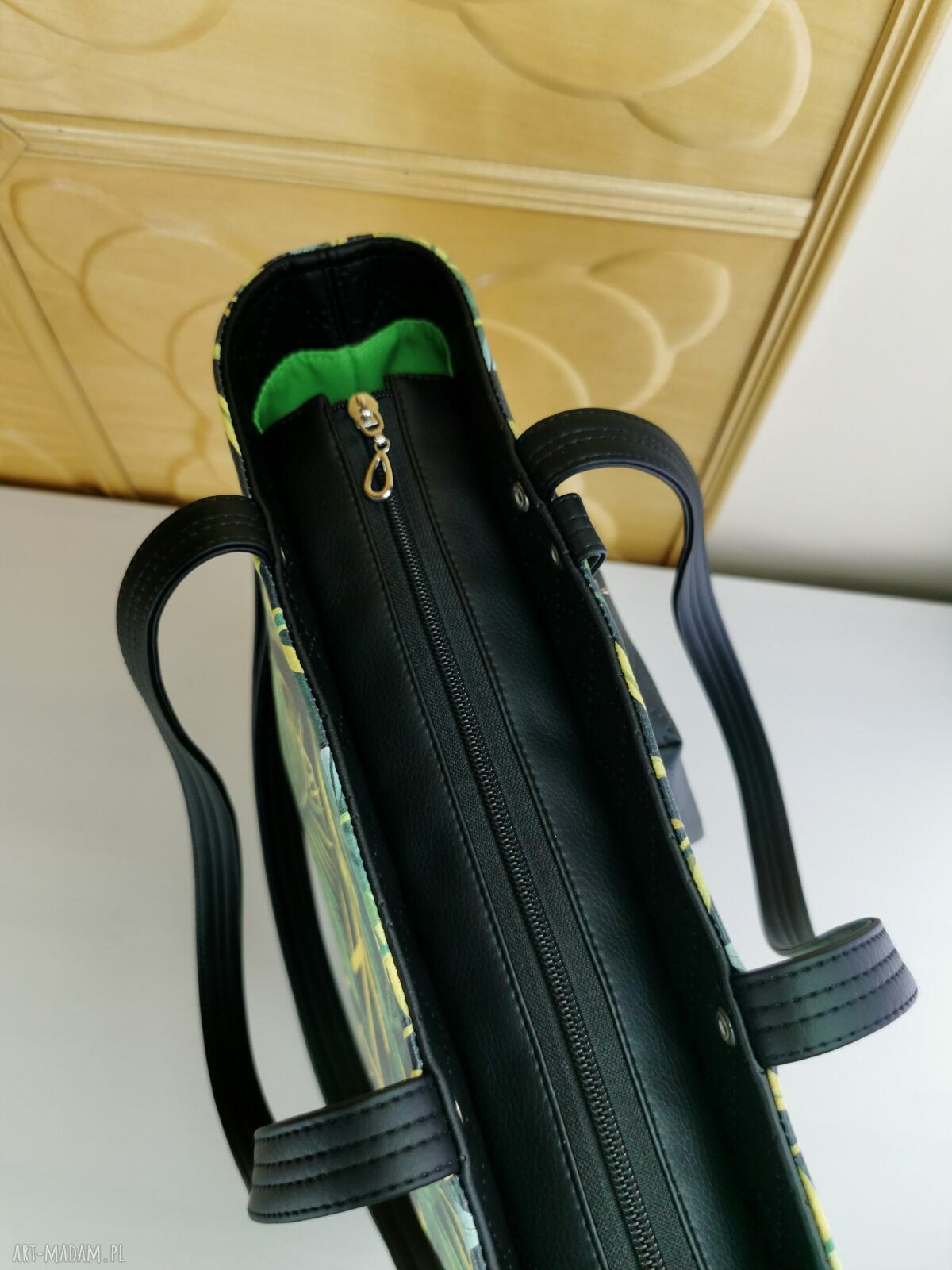 Pojemna torebka shopper na ramię z kosmetyczką i dopinanym portfelikiem