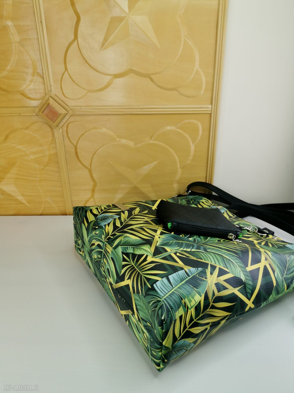 Pojemna torebka shopper na ramię z kosmetyczką i dopinanym portfelikiem