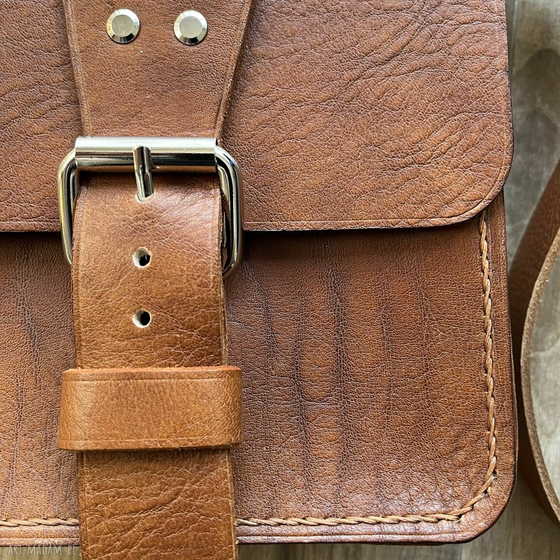 na ramię: Torba brązowa ze skóry na ramię ręcznie uszyta. robione