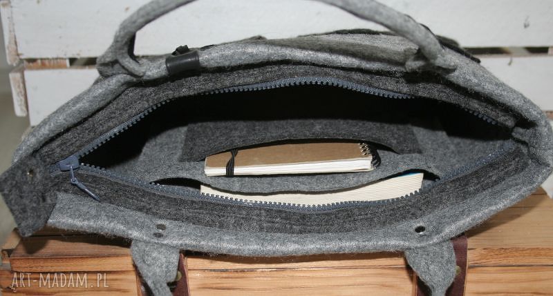 Szara torba na laptopa z filcu - ręcznie robiona