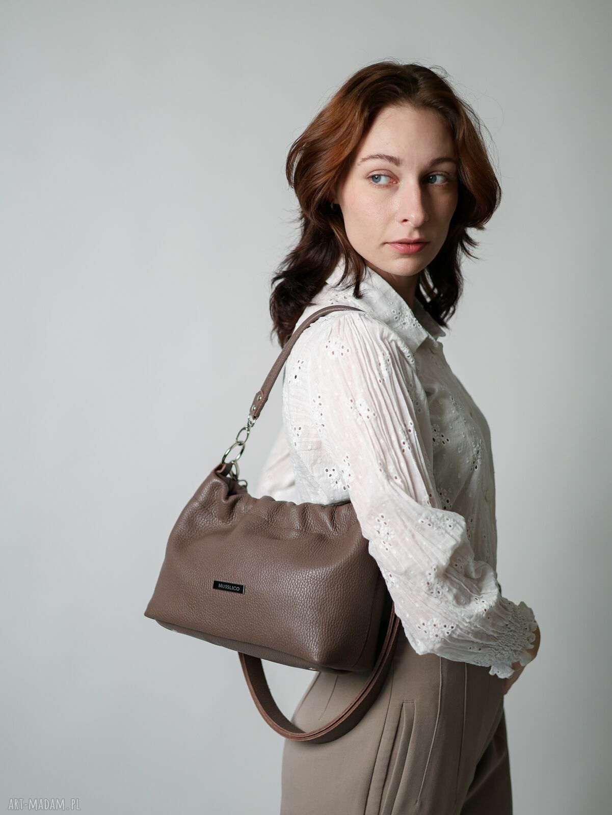 Torebka typu cloud midi z taupe skóry naturalnej na ramię i crossbody