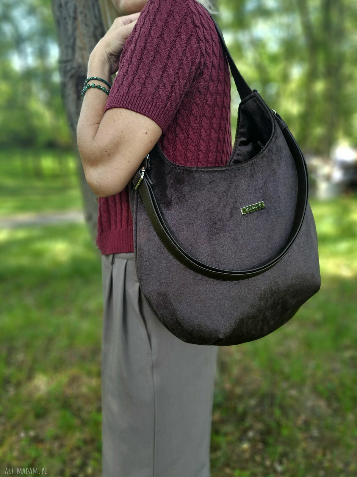 Torebka typu hobo Musslico - gorzka czekolada, welur na ramię