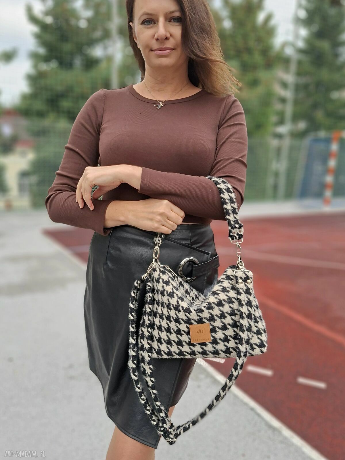 Puchata torebka w pepitkę Frida mini beżowo-czarna na ramię