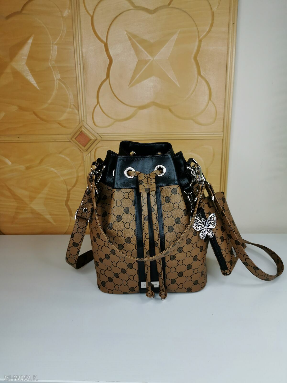 Torebka worek bucket bag na ramię karmelowa z zawieszką