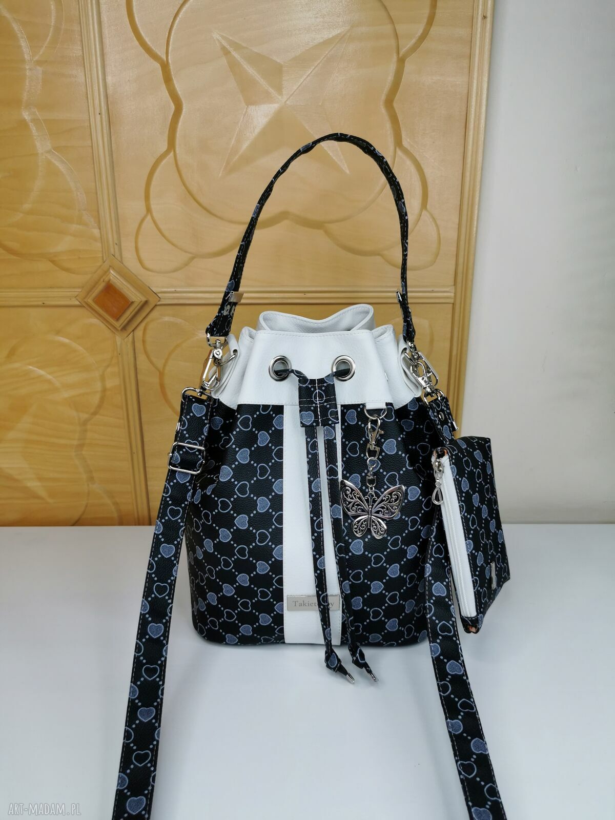 Torebka worek bucket bag na ramię antracyt z zawieszką i brelokiem motylem