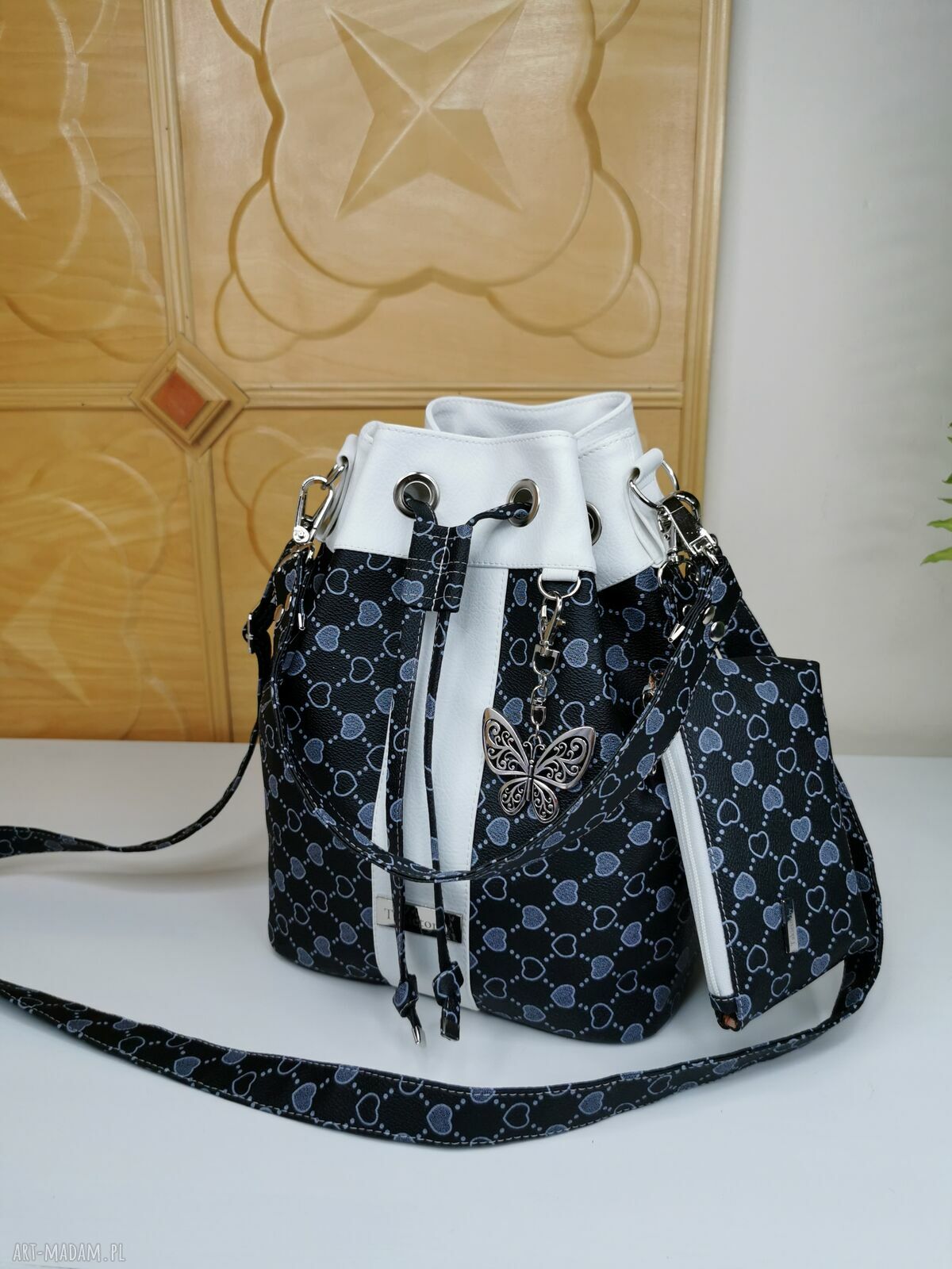 Torebka worek bucket bag na ramię antracyt z zawieszką i brelokiem motylem