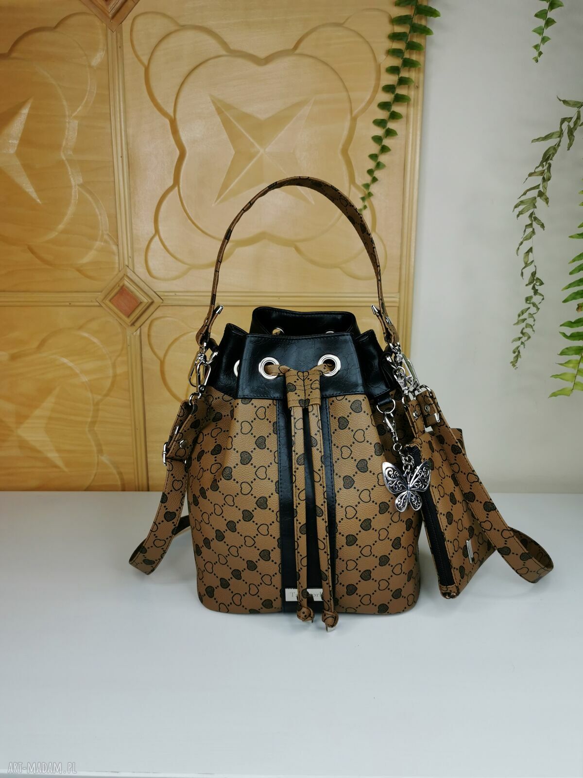 Torebka worek bucket bag na ramię karmelowa z zawieszką
