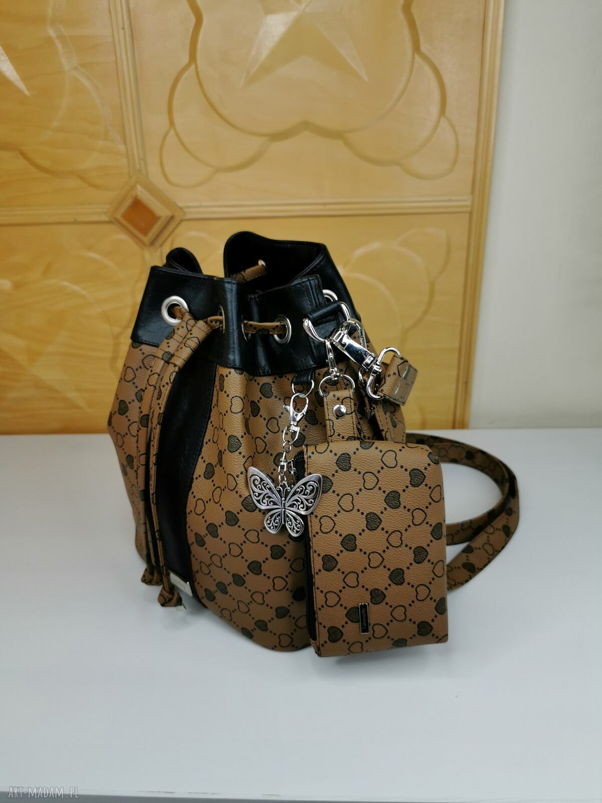 Torebka worek bucket bag na ramię karmelowa z zawieszką