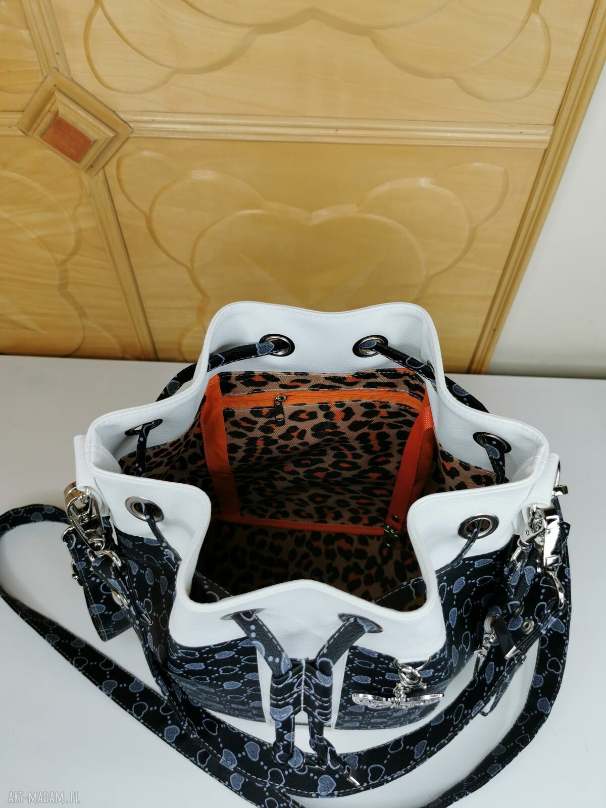 Torebka worek bucket bag na ramię antracyt z zawieszką i brelokiem motylem