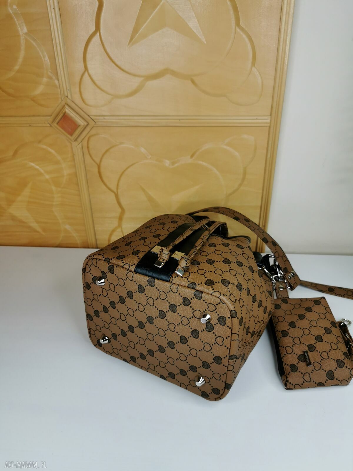 Torebka worek bucket bag na ramię karmelowa z zawieszką