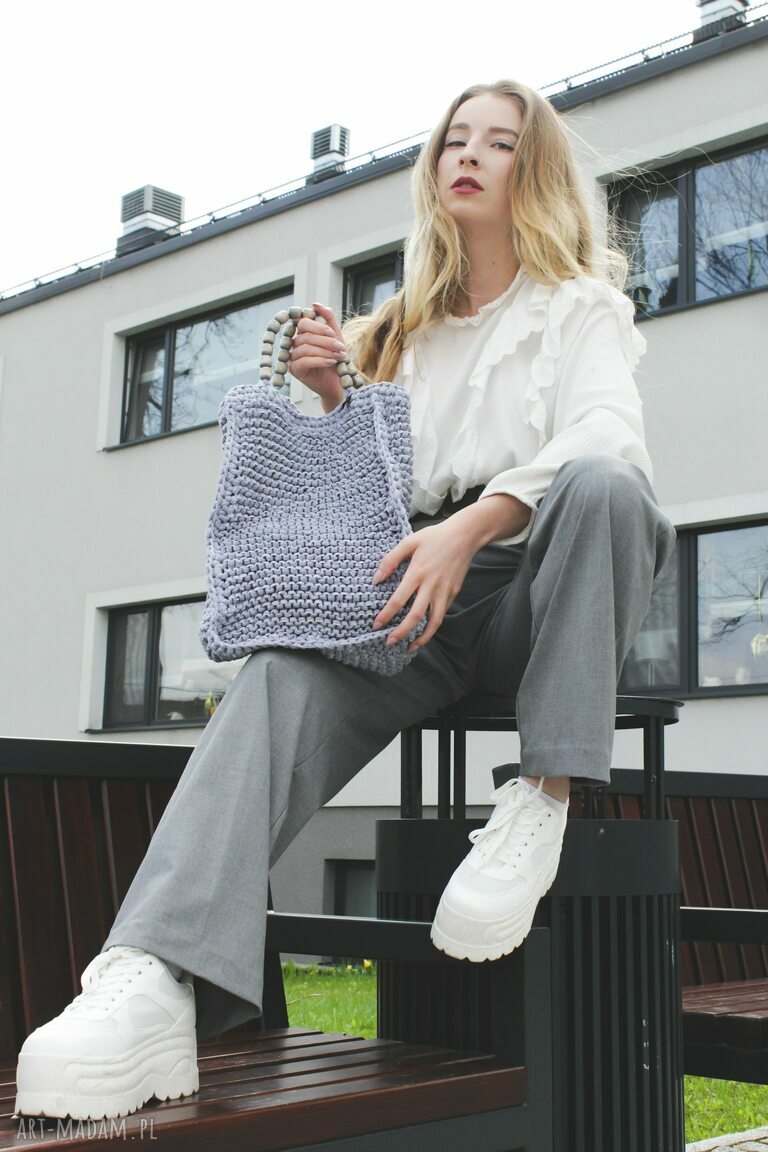 Torebka-worek jasnoszary handmade na drutach Barska