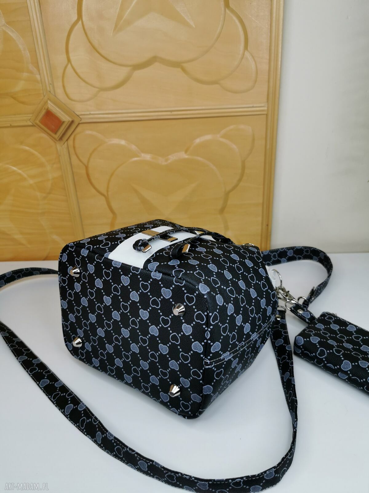 Torebka worek bucket bag na ramię antracyt z zawieszką i brelokiem motylem