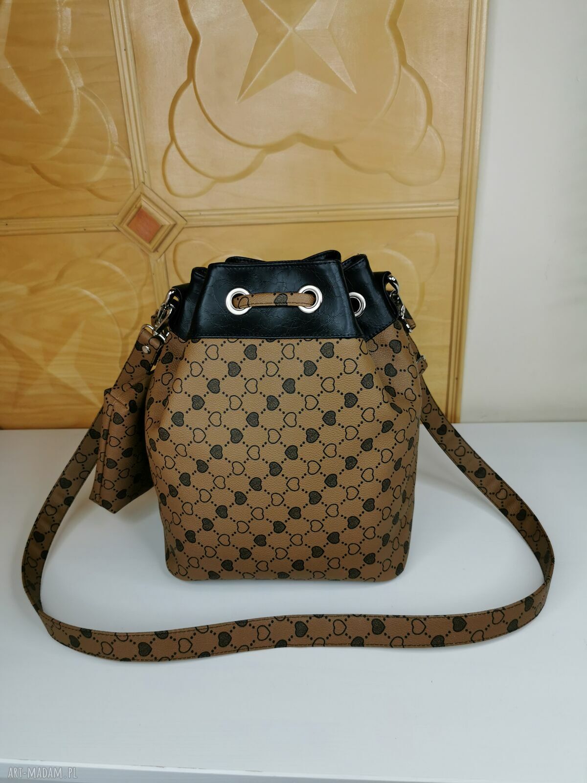 Torebka worek bucket bag na ramię karmelowa z zawieszką