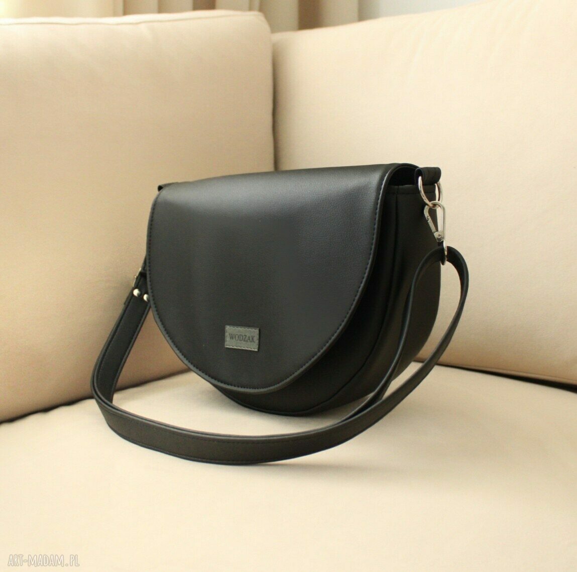 na ramię: Torebka damska Erin czarna z klapką ręcznie zrobione