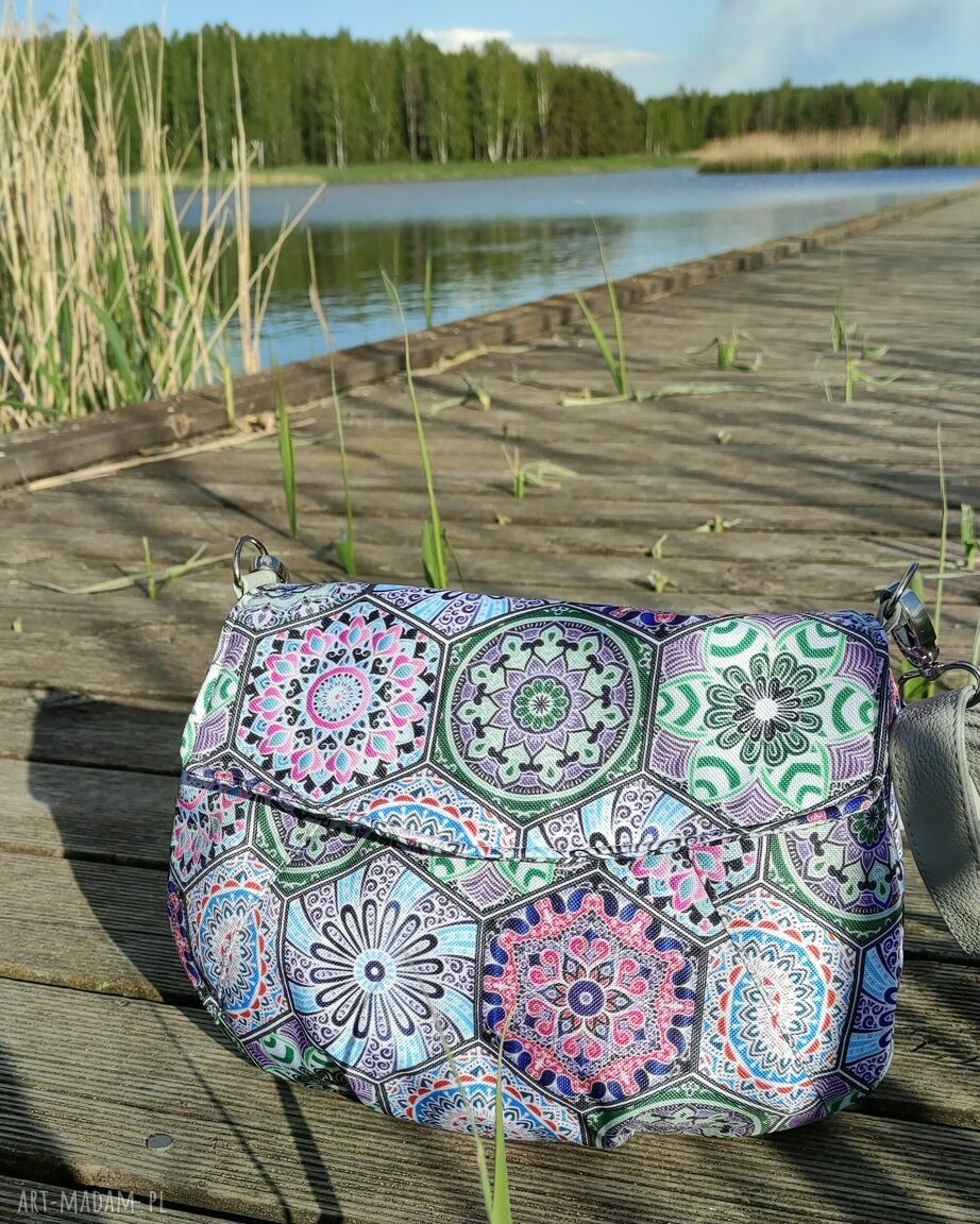 Torebka z klapką - fioletowe heksagony, elegancka i pakowna mini kopertówka