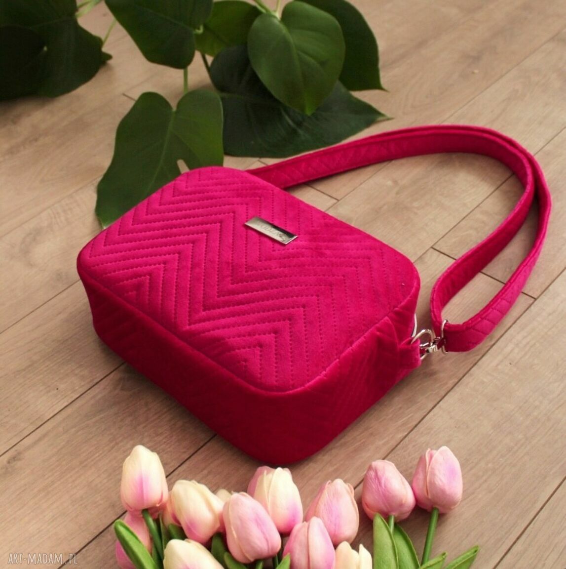 na ramię: Torebka listonoszka z malinowego weluru Ręcznie zrobione