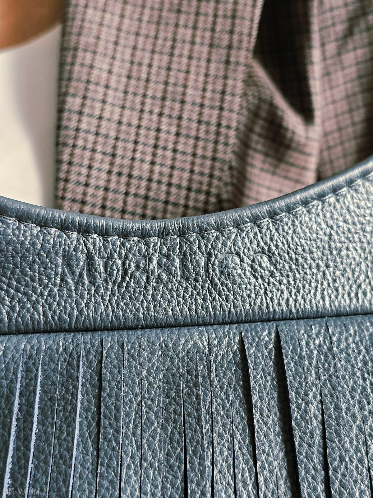 Torebka ze skóry naturalnej z frędzlami w kolorze denim