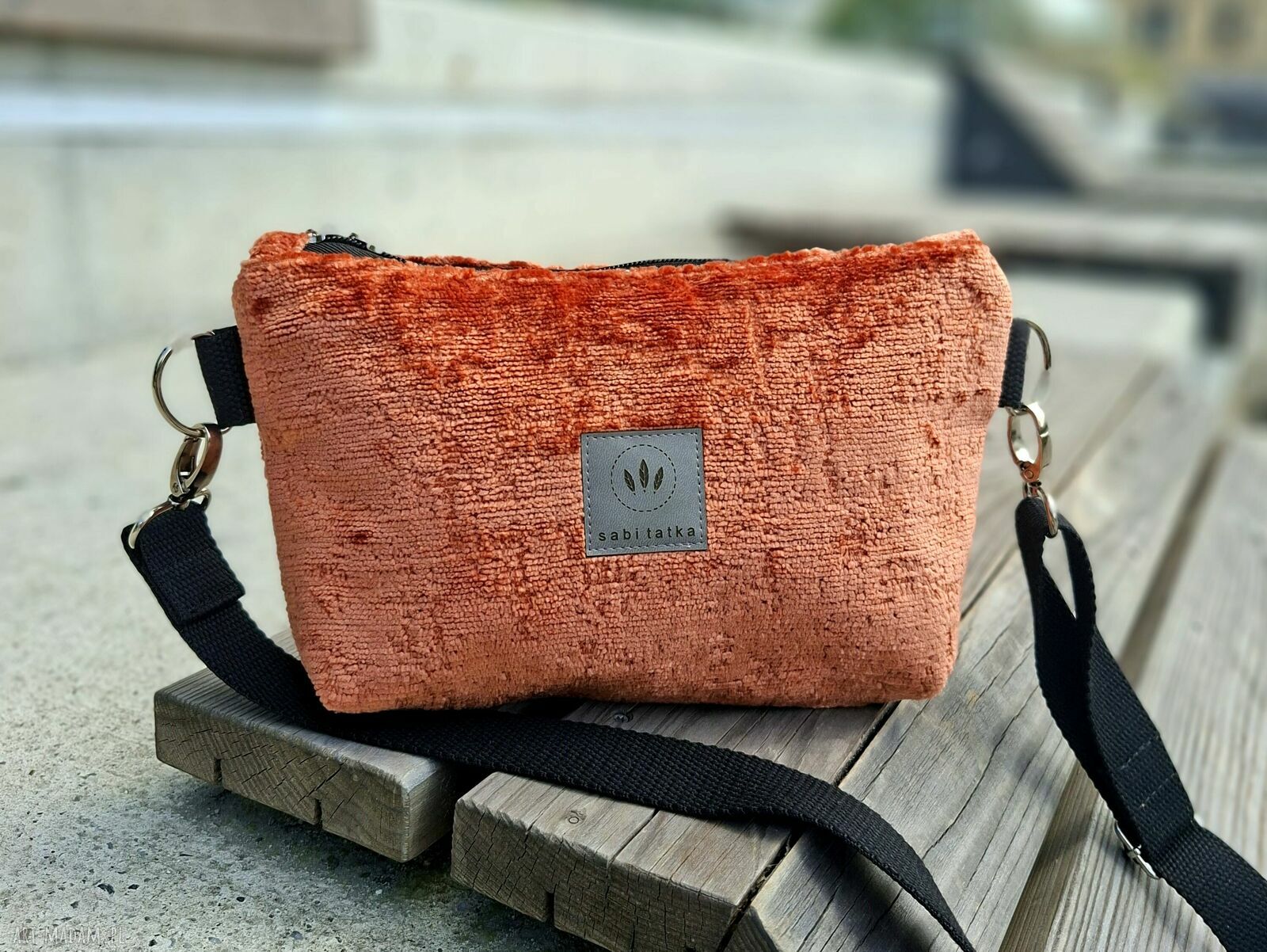 Ceglasta torebka-nerka Holly z pluszu - wodoodporna, na zamek i crossbody