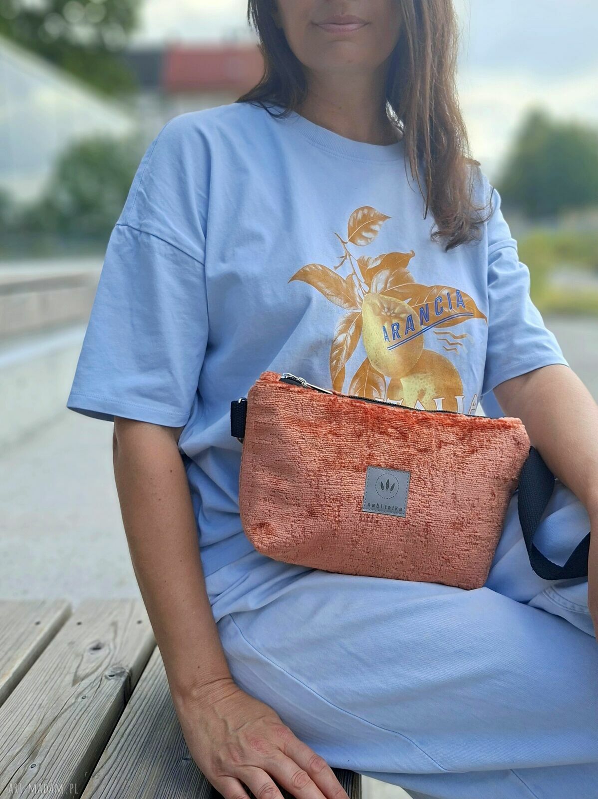 Ceglasta torebka-nerka Holly z pluszu - wodoodporna, na zamek i crossbody