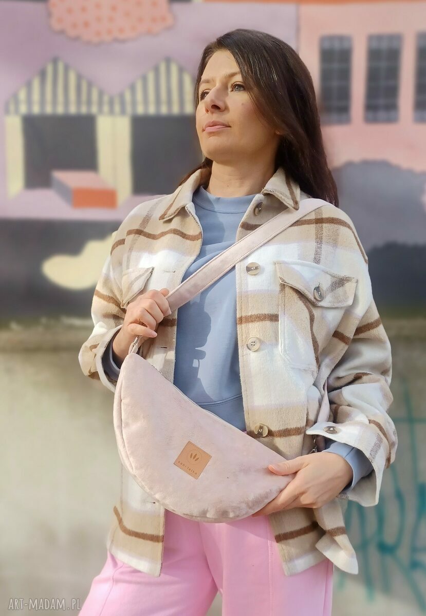Torebko-nerka z weluru w pudrowym różu - bananabag Sabi tatka