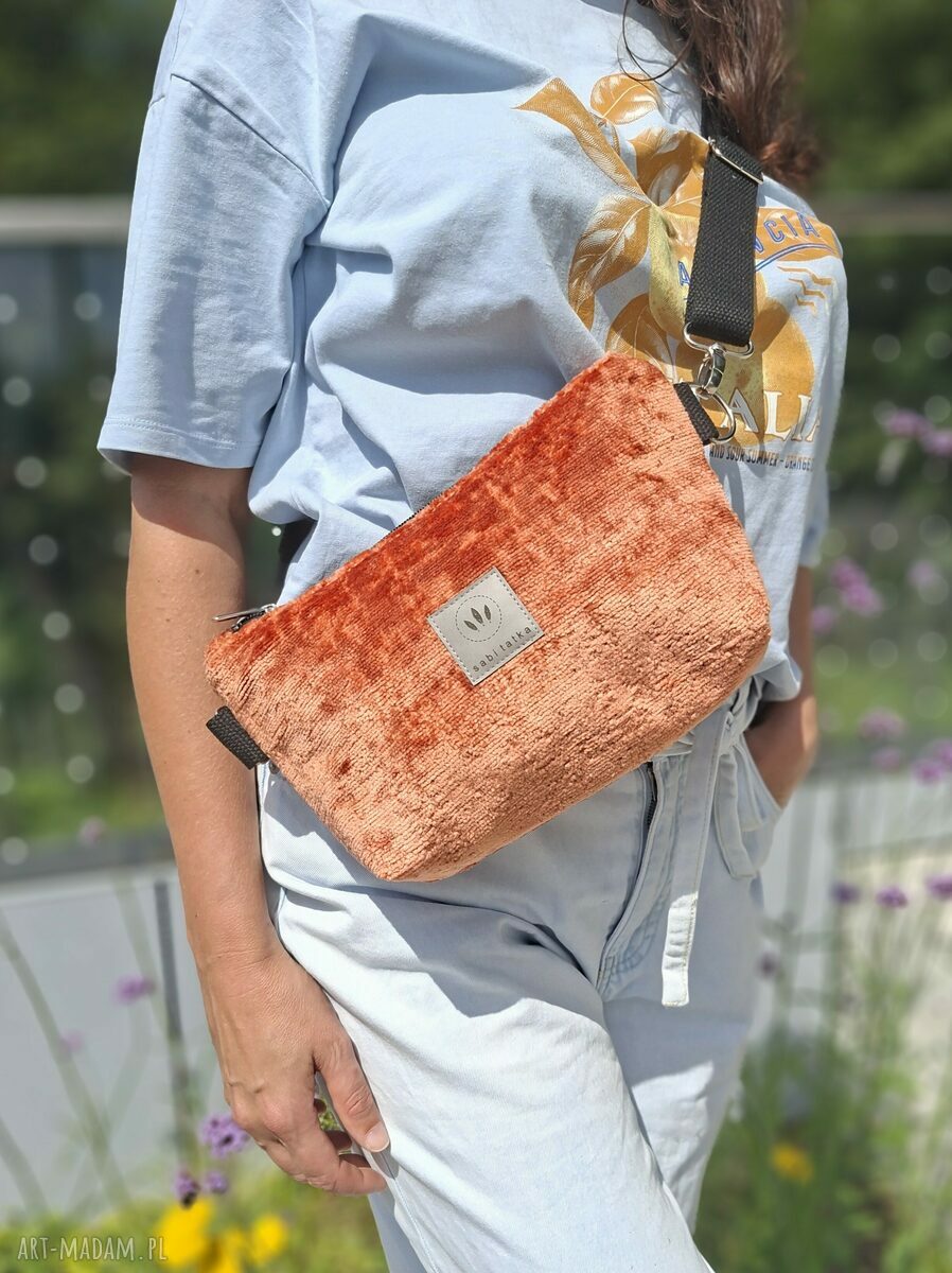 Ceglasta torebka-nerka Holly z pluszu - wodoodporna, na zamek i crossbody