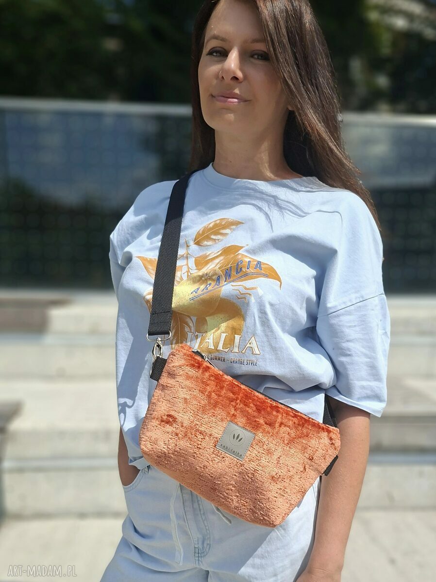 Ceglasta torebka-nerka Holly z pluszu - wodoodporna, na zamek i crossbody