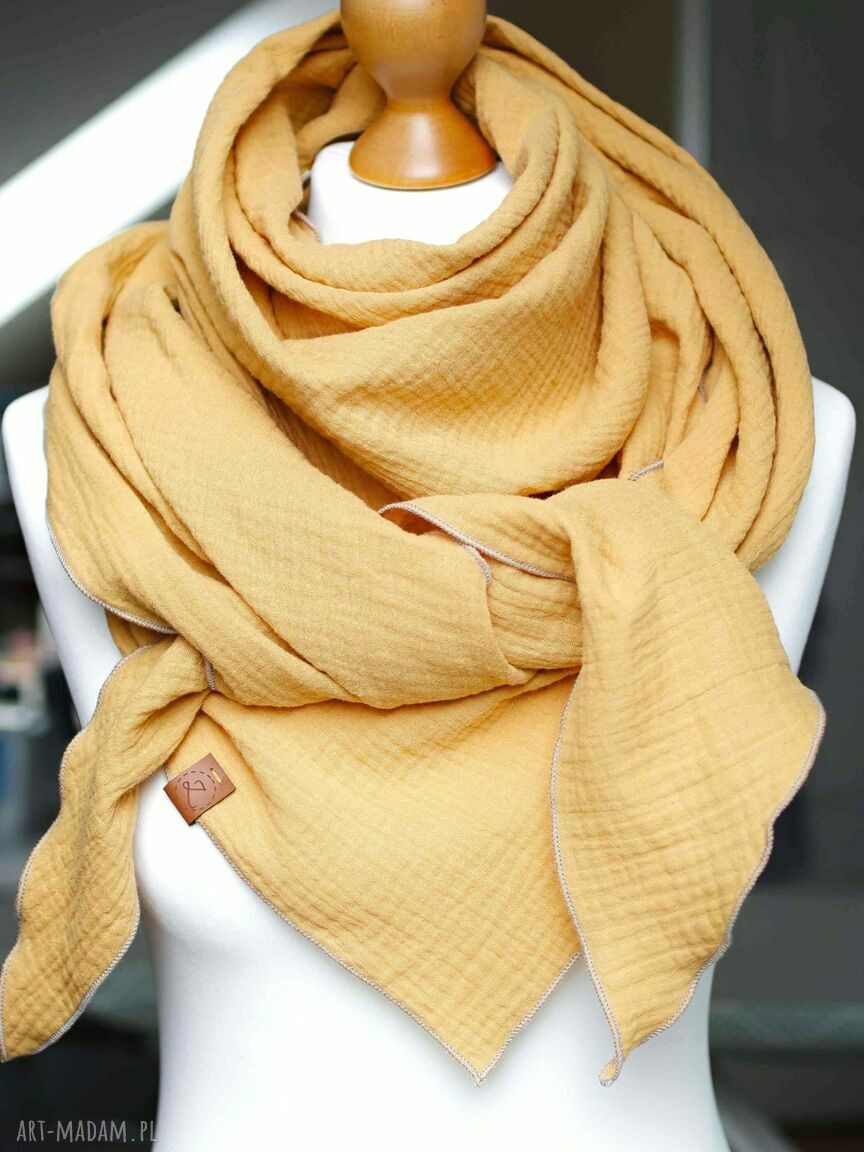 Trójkątna chusta bawełniana damska z muślinu w miodowym odcieniu - handmade na wiosnę i jesień