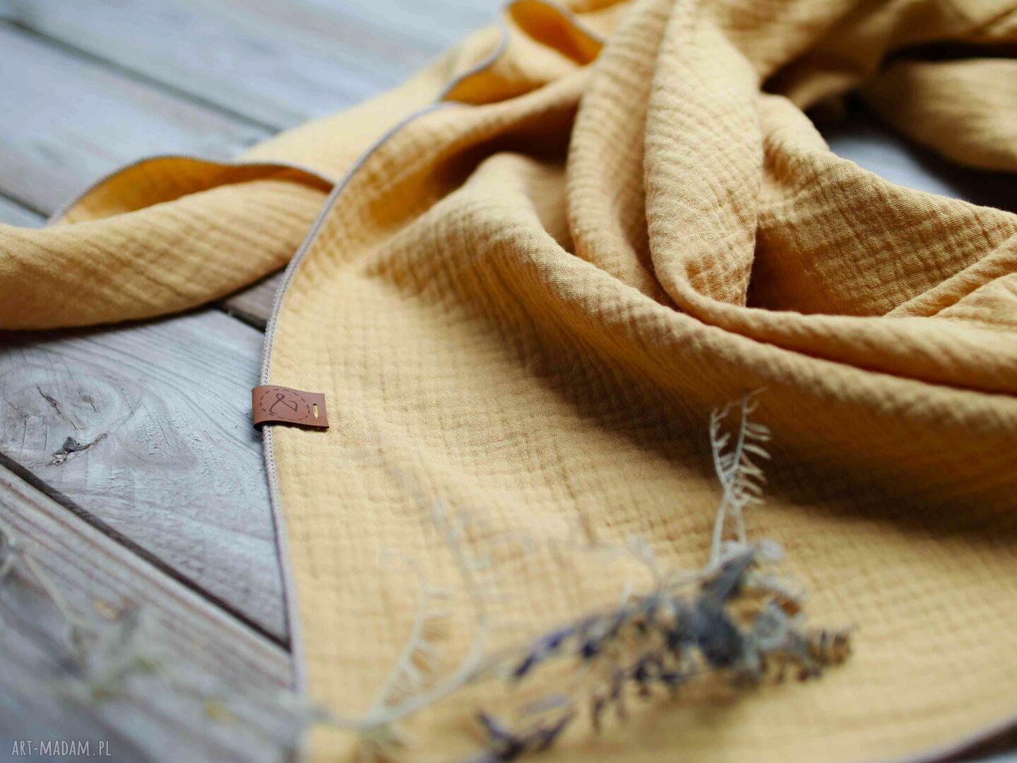Trójkątna chusta bawełniana damska z muślinu w miodowym odcieniu - handmade na wiosnę i jesień